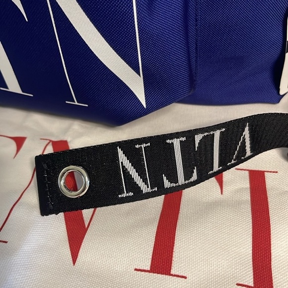 NEW‼️ Valentino Garavani Logo-Print Backpack - Picture 4 of 13